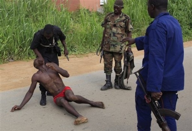 Abidjan / Arnaqueurs VIP, vendeurs d’œufs de perroquets, d’émeraudes et perles : Le chef du gang arrêté par les FRCI